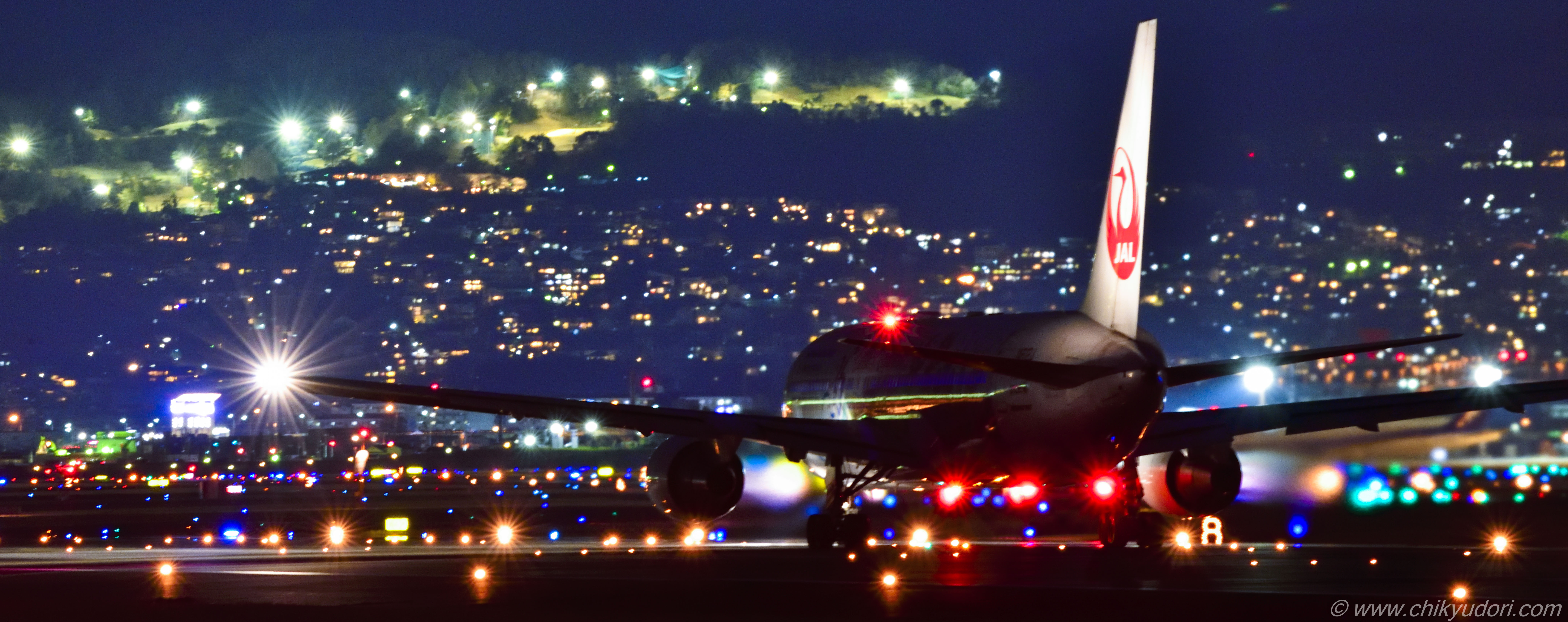 伊丹空港 大阪国際空港 の千里川の土手と夜景撮影 地球の撮り方
