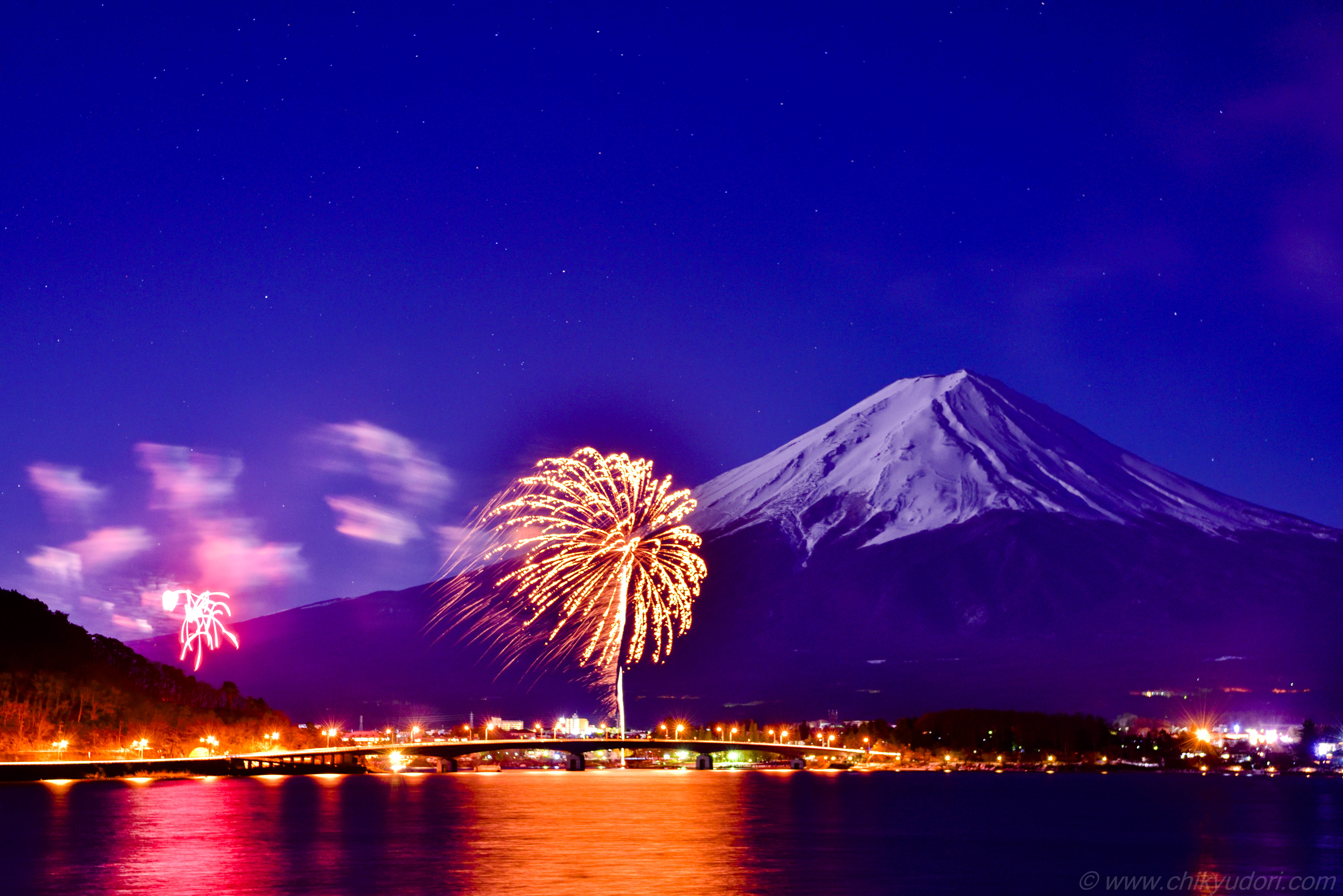月光に浮かぶ富士山と河口湖の冬花火 - 地球の撮り方