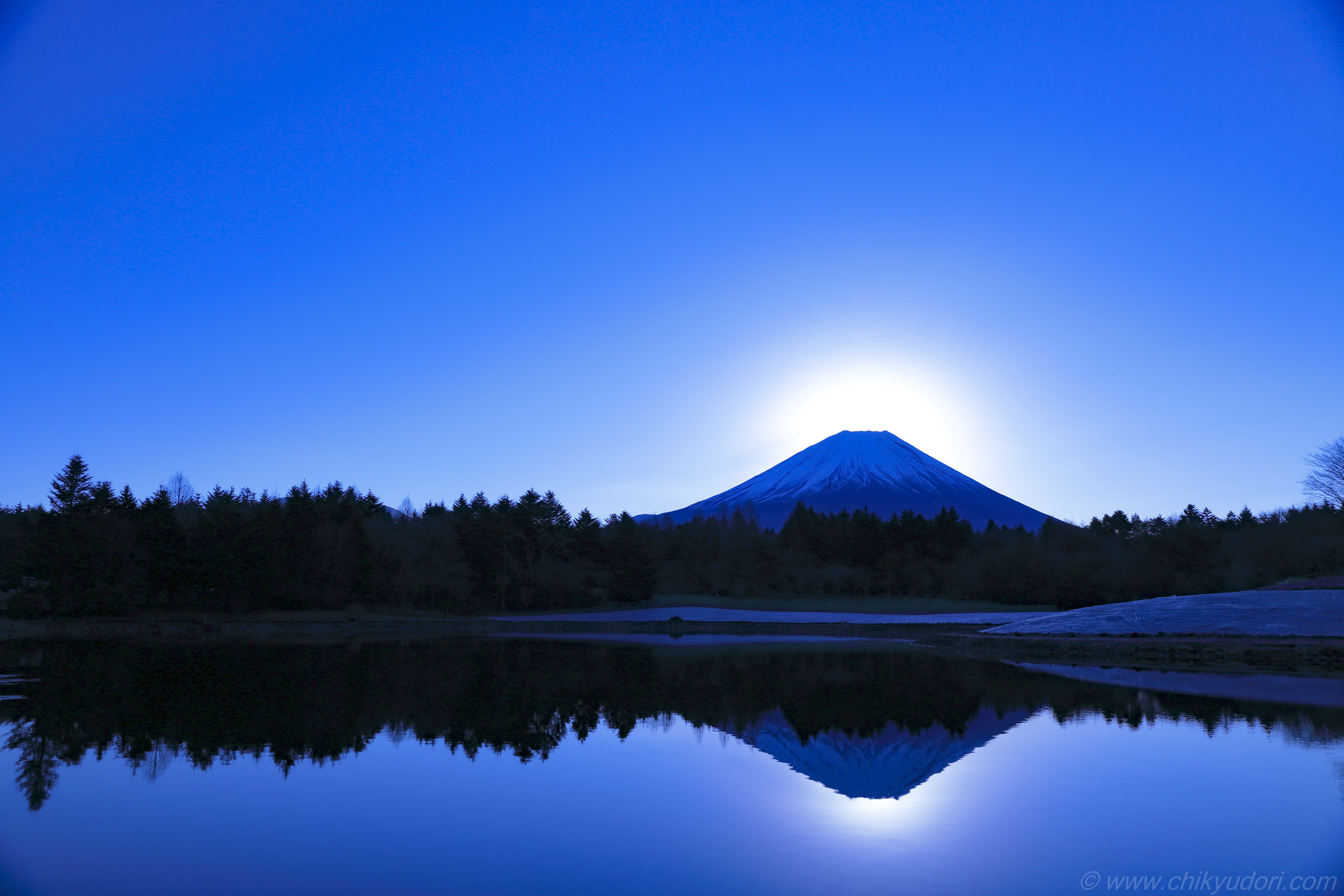 富士本栖湖リゾートの初日の出のダブルダイヤモンド富士 地球の撮り方