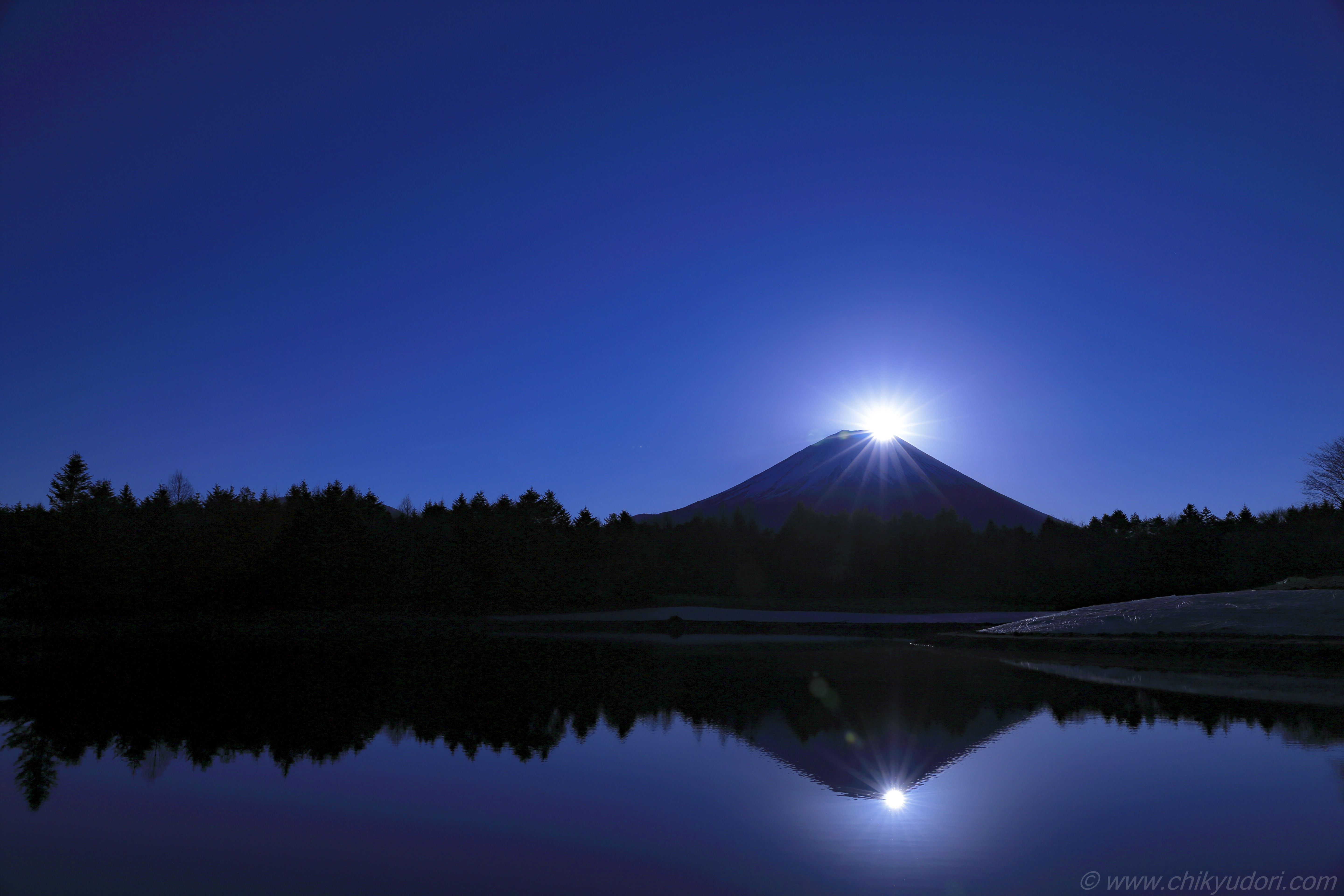 富士本栖湖リゾートの初日の出のダブルダイヤモンド富士 - 地球の撮り方