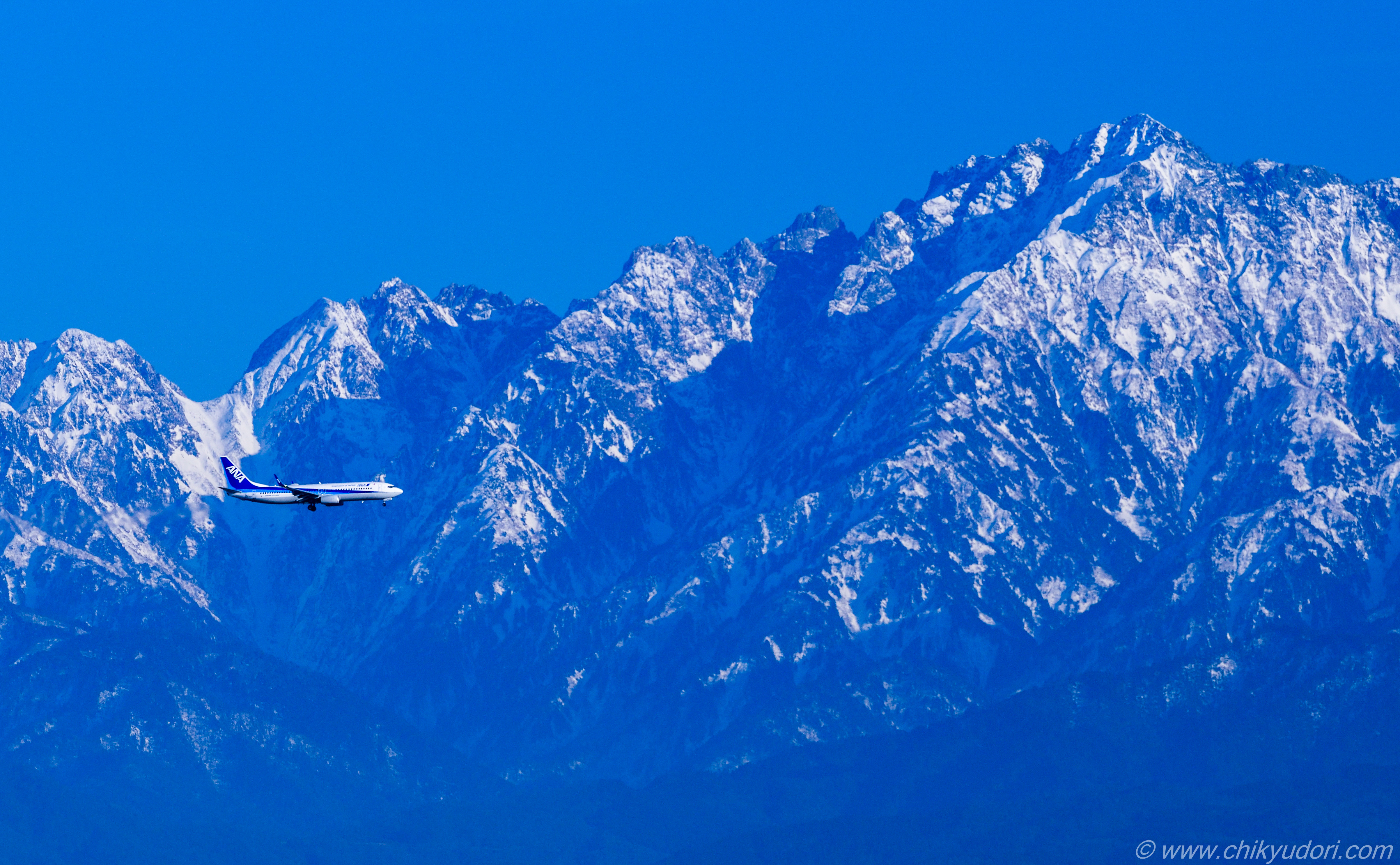師走の大パノラマ、立山連峰 剱岳バックに着陸するANA飛行機 白鳥城跡 