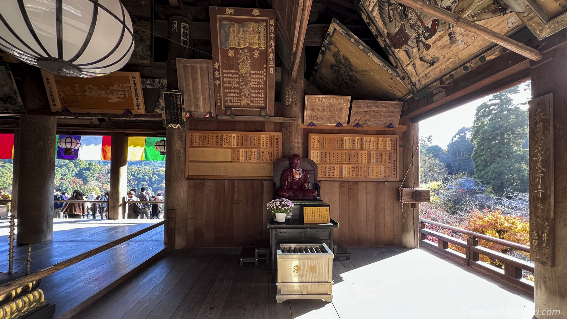 シルエットに輝く床もみじ、奈良県長谷寺