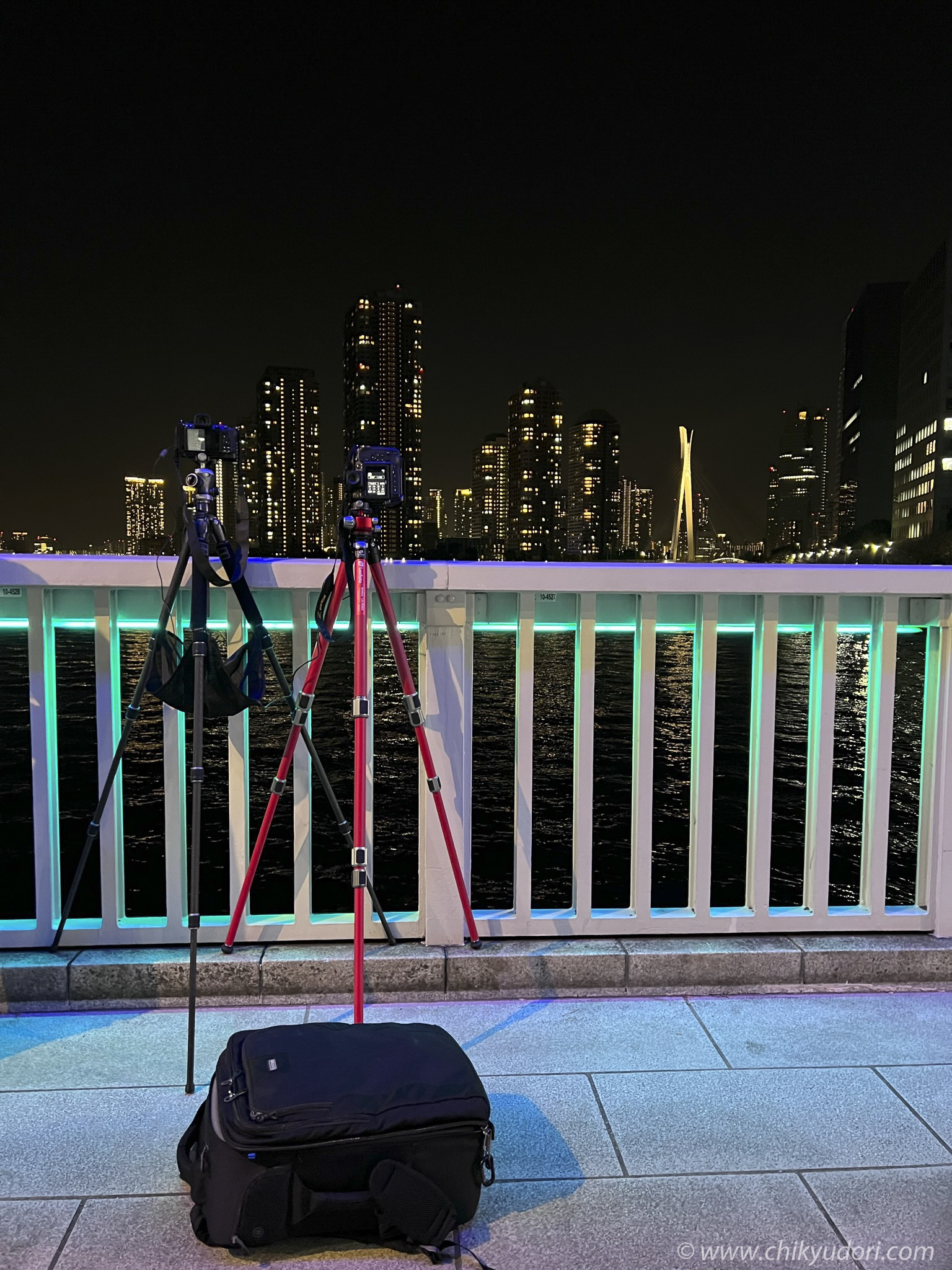 長時間露光で撮る東京夜景、永代橋の屋形船のレーザービーム