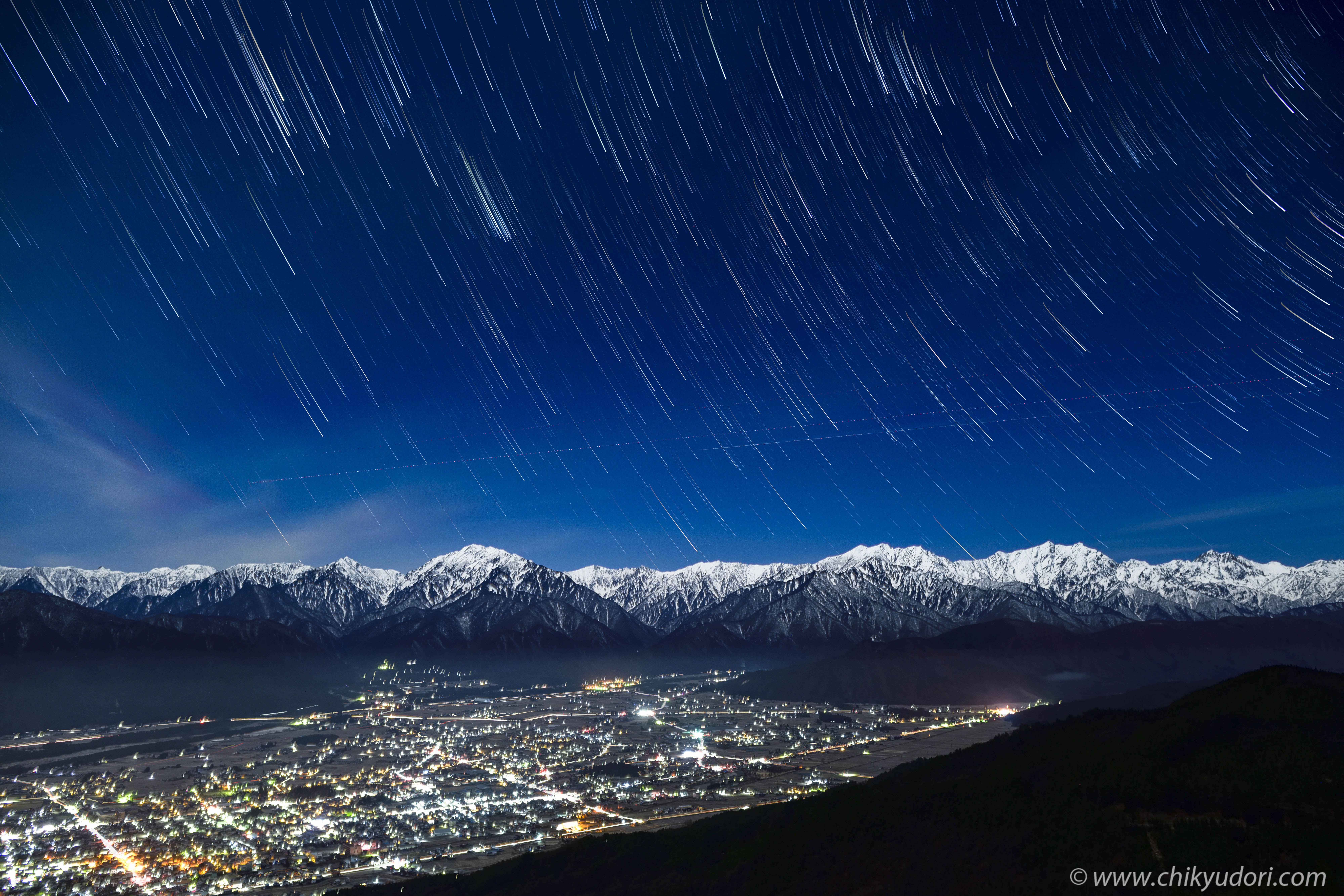 月光の北アルプス、長野県安曇野市の長峰山展望台と大町市の鷹狩山展望